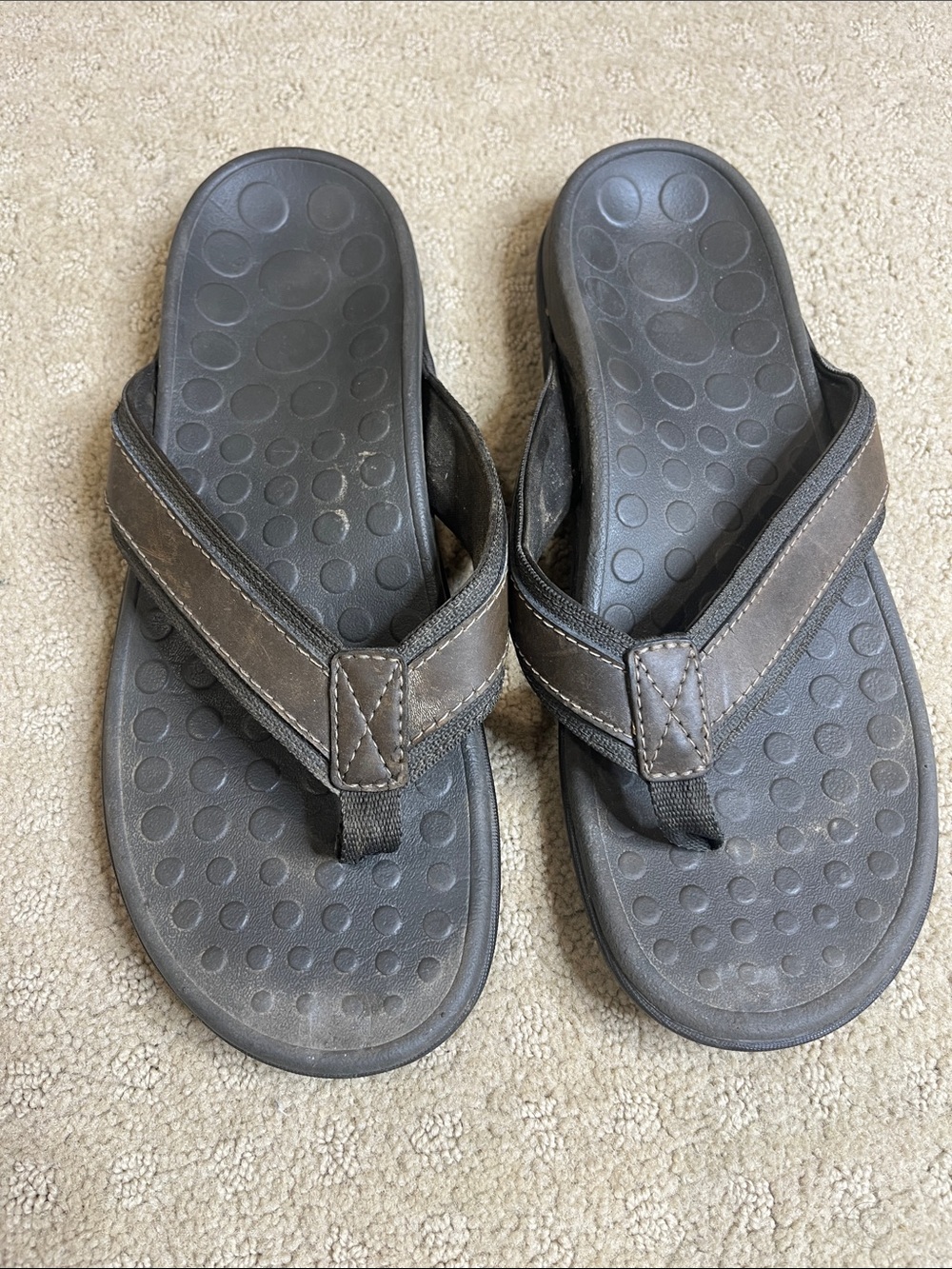 Vionic Brown Leather-Look Men's Flip Flops size 11